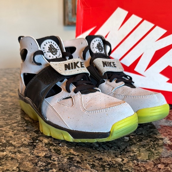 Nike air trainer huarache premium 647591 Shoes - Black and Yellow EUC 10.5 - Picture 1 of 16